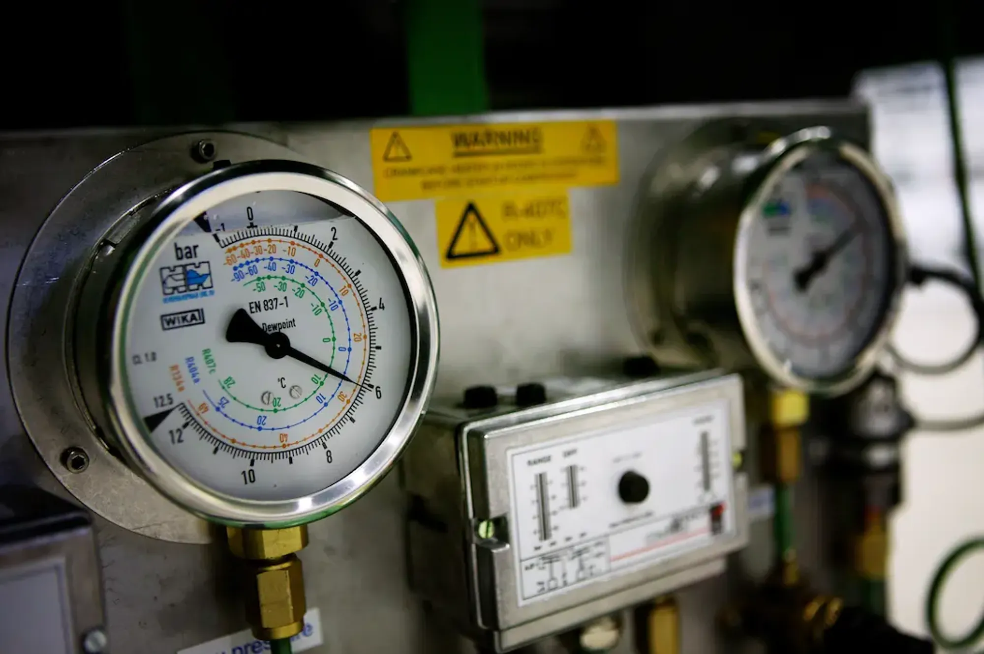 A marine HVAC unit by Heinen & Hopman that measures the pressure and dew point